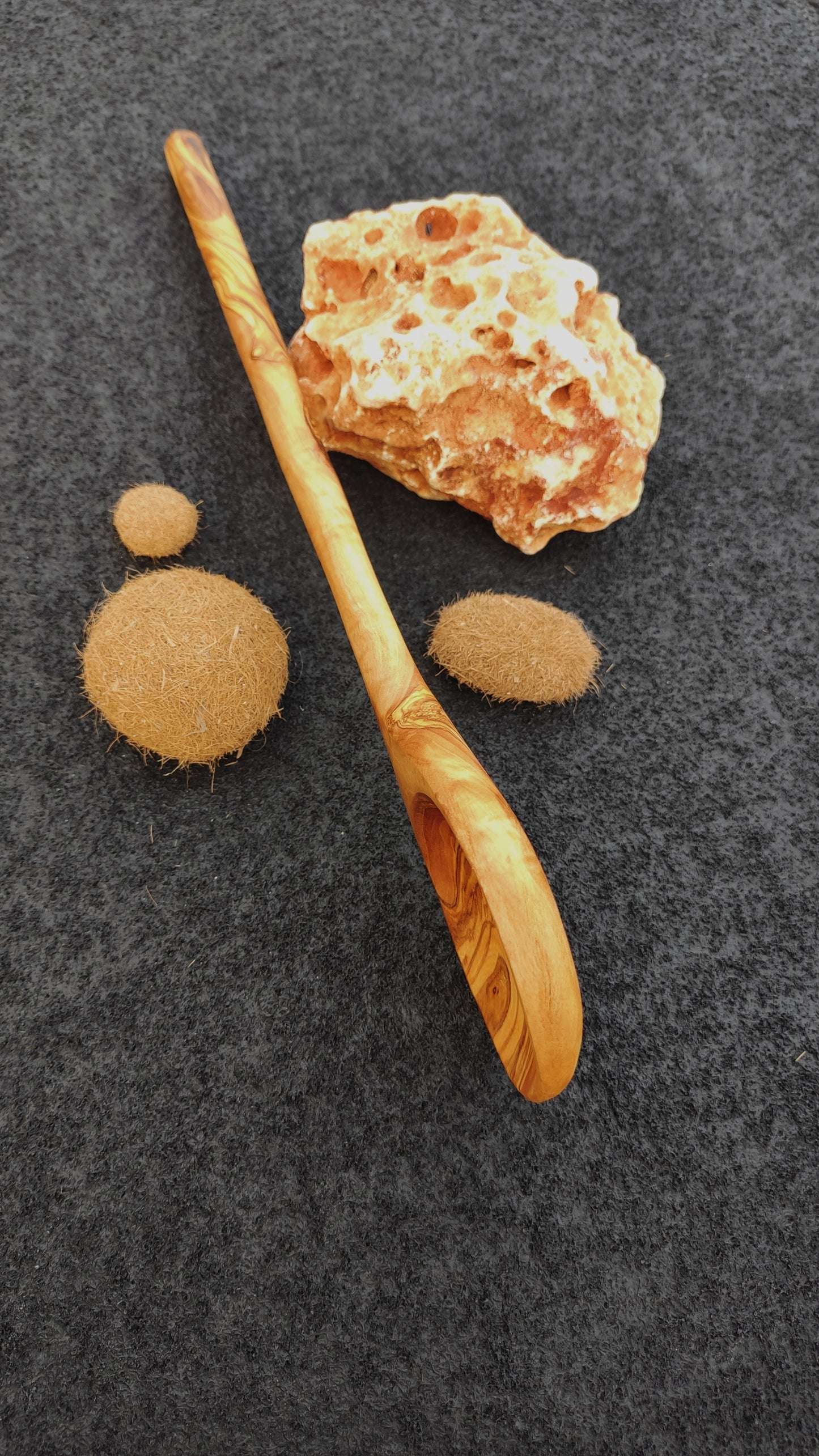 Kochloeffel rund aus Olivenholz von der Seite