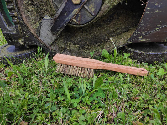 Børste til haveredskaber med skrabende kant