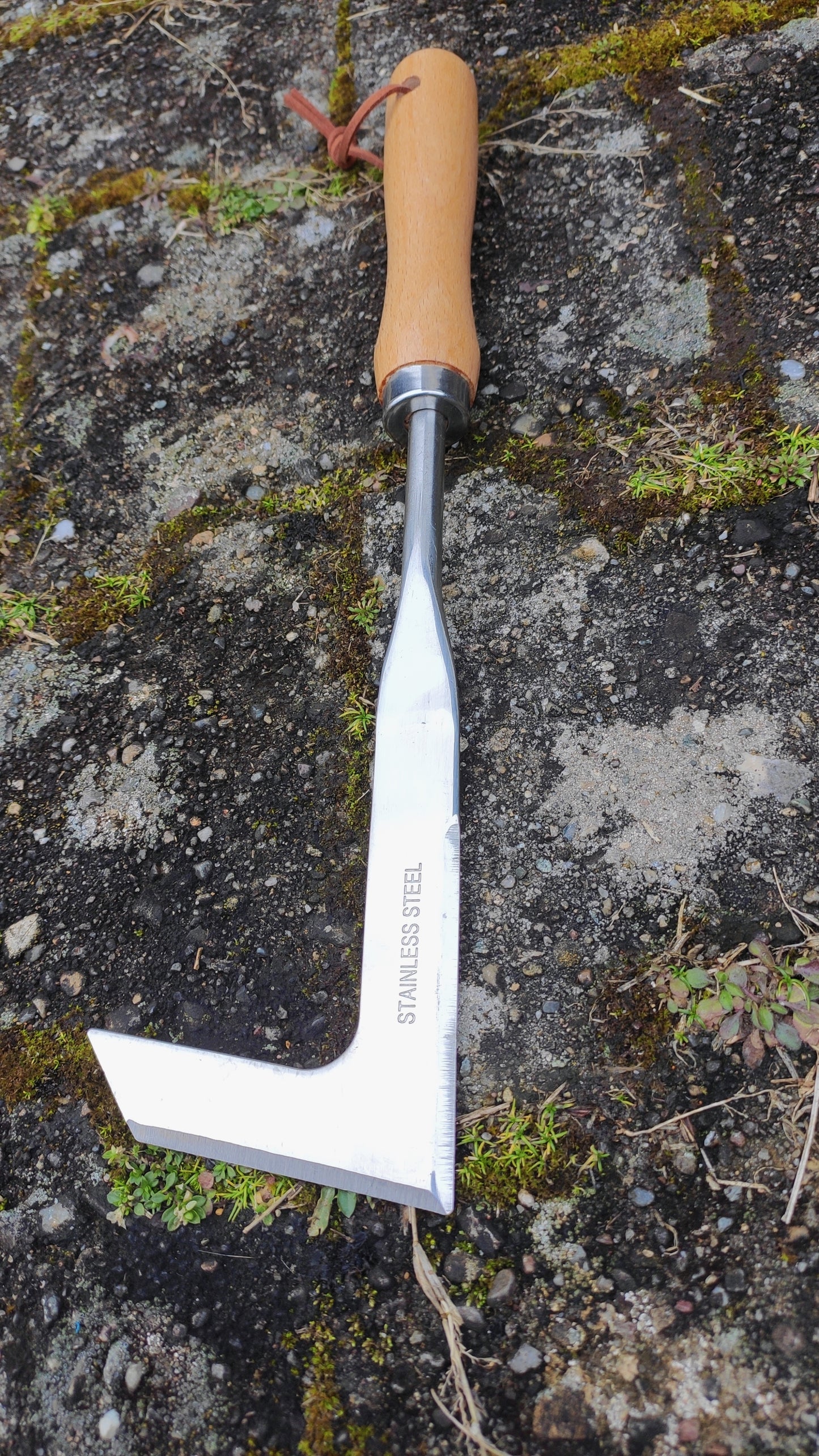 Fugenkratzer liegt auf dem Boden