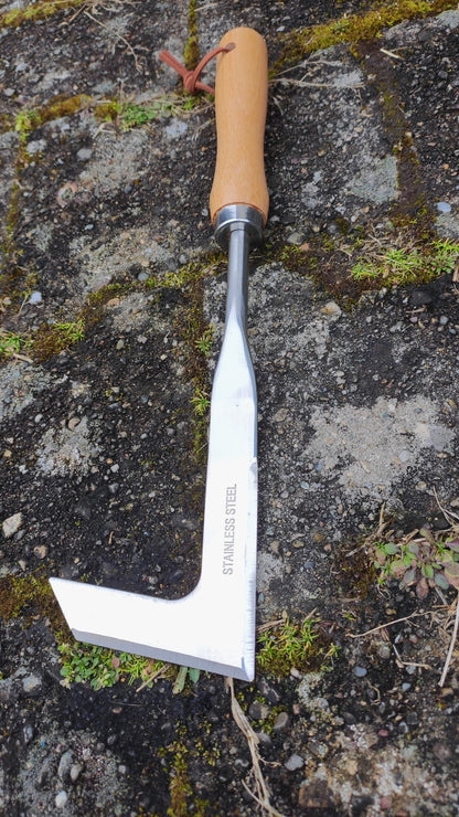 Fugenkratzer liegt auf dem Boden