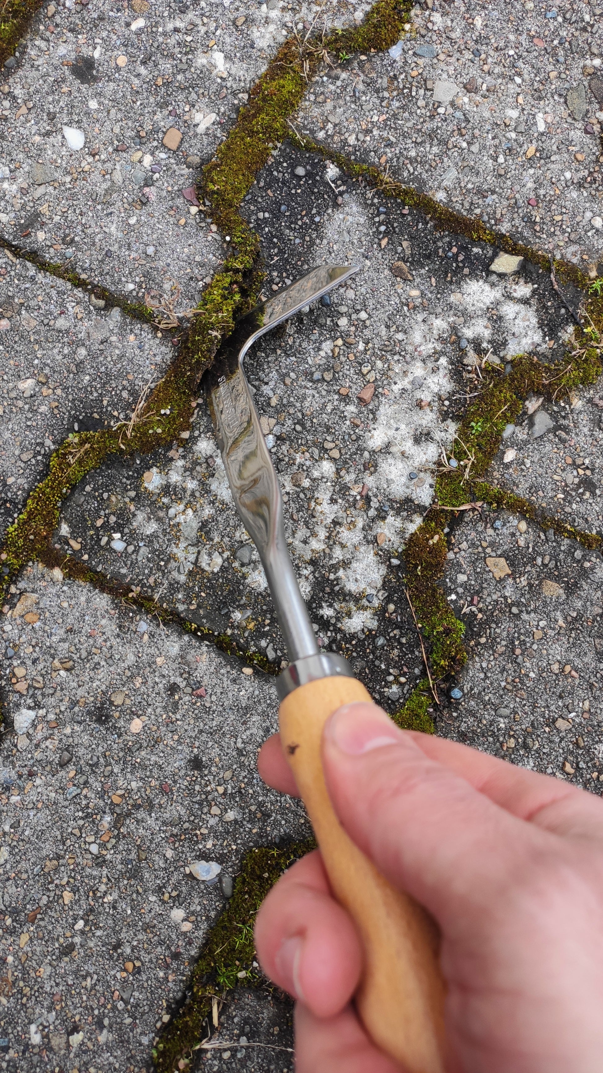 Fugenkratzer in der Hand