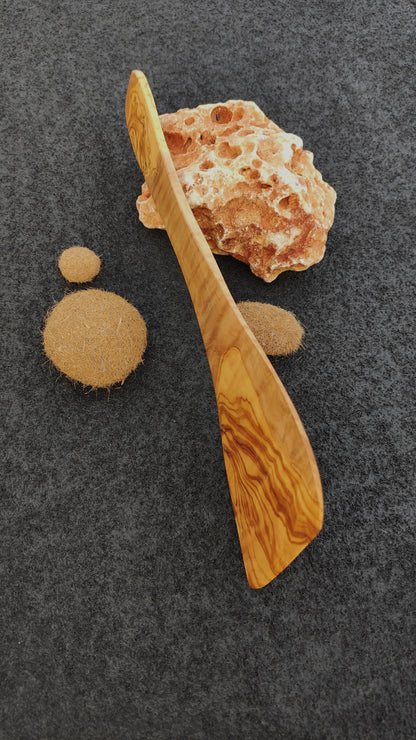 Pfannenwender aus Olivenholz von der Seite