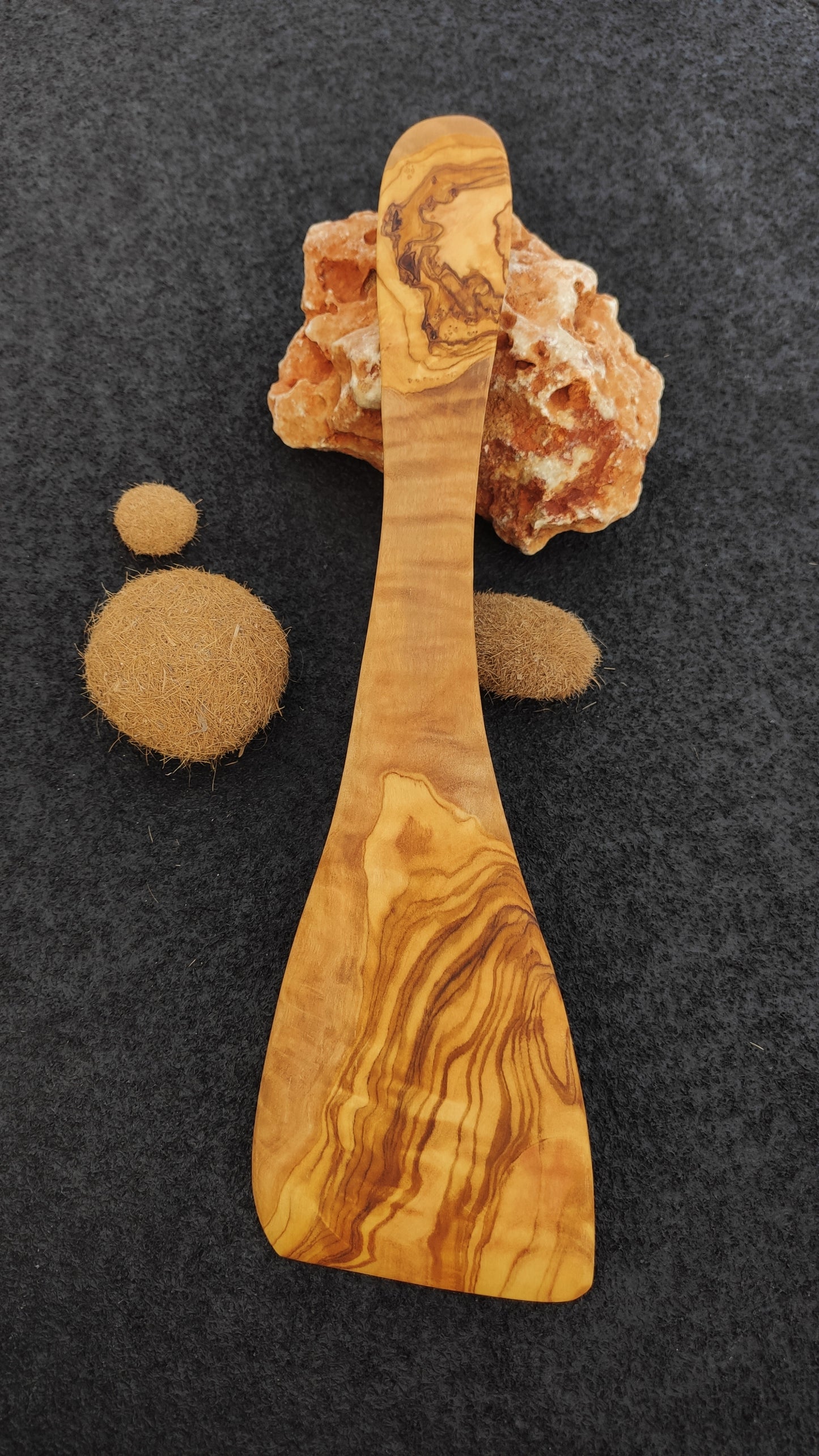 Pfannenwender aus Olivenholz von hinten