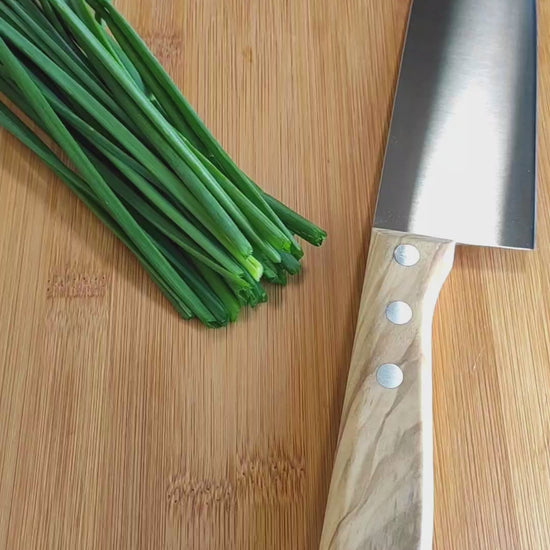 Santoku Messer im Einsatz mit Logo und Sound