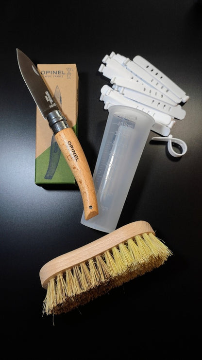 Grosses Set mit Regenmesser, Befestigungsbändern, Messer und Bürste
