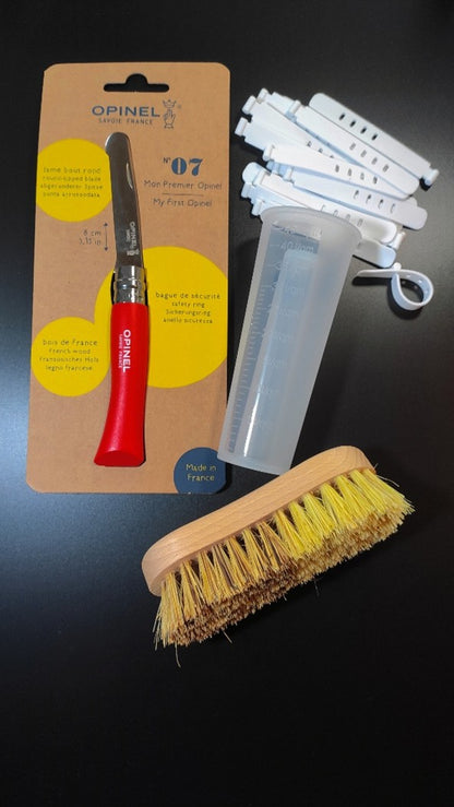 Set mit Regenmesser, Befestigungsbändern, Kindermesser und Bürste